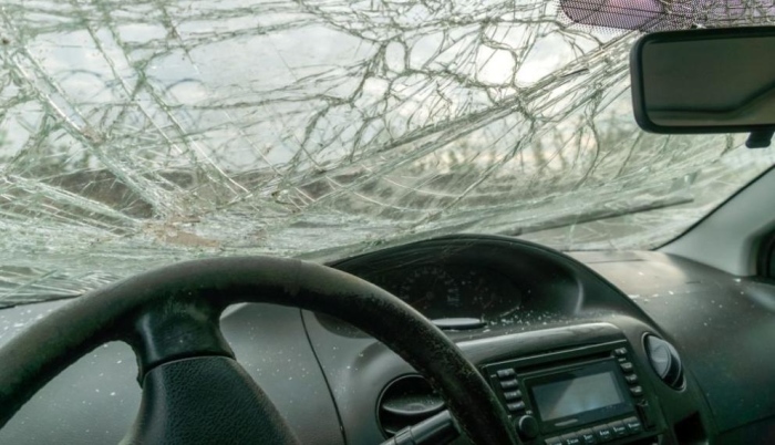 Микробус с младежи се удари в електрически стълб край Абланица, осем са ранени