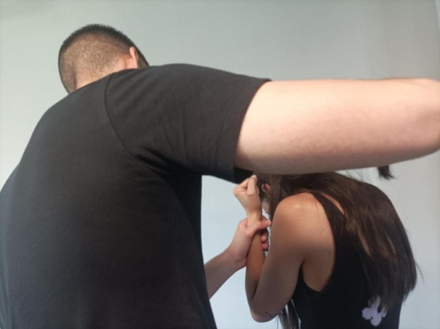 Арестуваха мъж за побой над жена му и нарушение на ограничителна заповед в село Струма