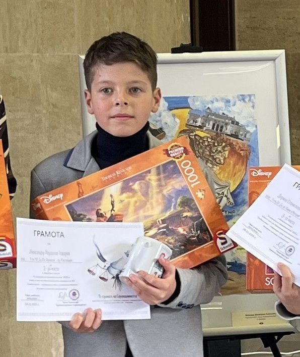 Четвъртокласникът Александър Тодоров от Кюстендил и кучето Роко спечелиха журито от в съдебен конкурс