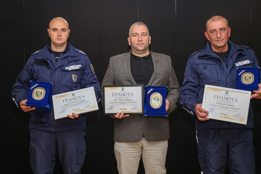 Наградиха полицаите участвали в погасяването на огнения ад в Костинброд