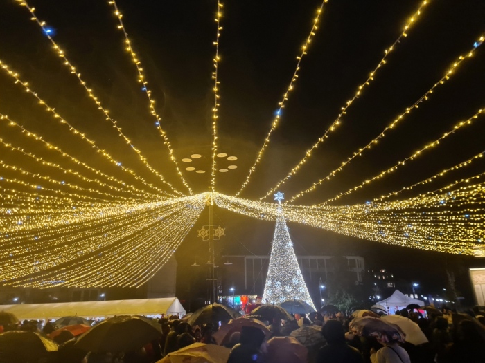 Коледни светлини озариха Самоков, тече тридневен фестивал