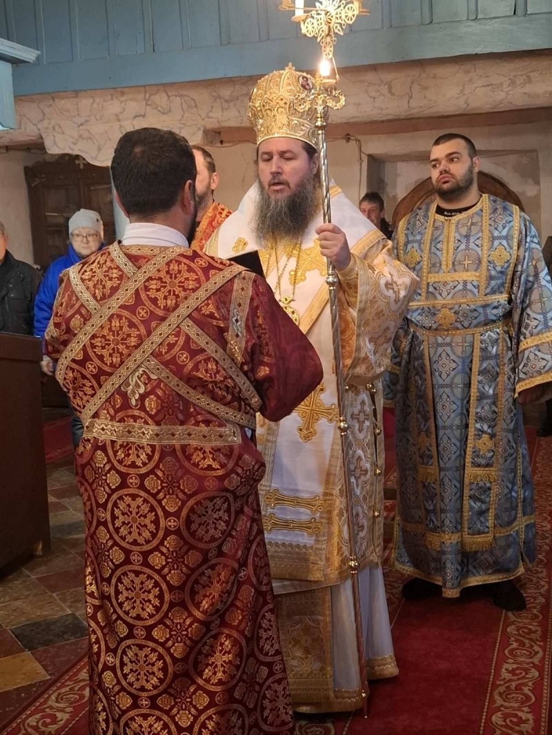 Свети Николай го възвеличаваме като образец, пример на кротост и смирение, каза епископ Исаак в с. Неделкова Гращица