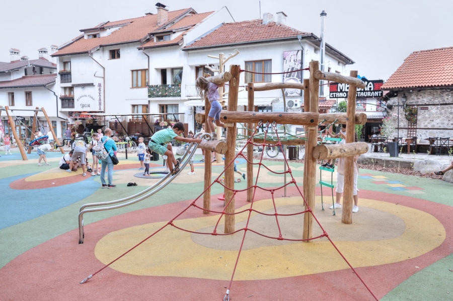 Малчуганите на Банско се радват на модерни и безопасни детски и спортни съоръжения