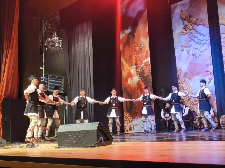 Препълнена зала аплодира ансамбъл „Танец“ на коледен концерт в Гоце Делчев