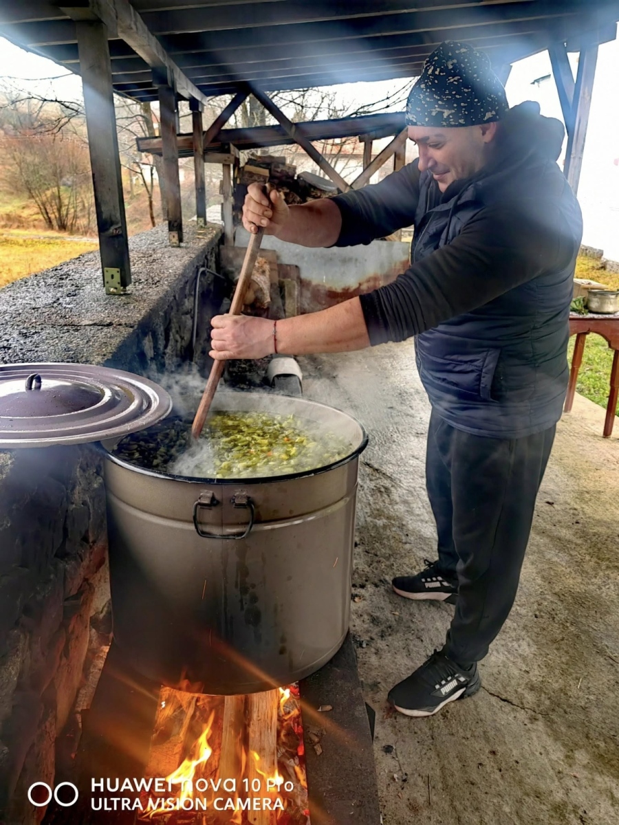 Майстор готвачът Митко нагости Рельово с вкусен курбан