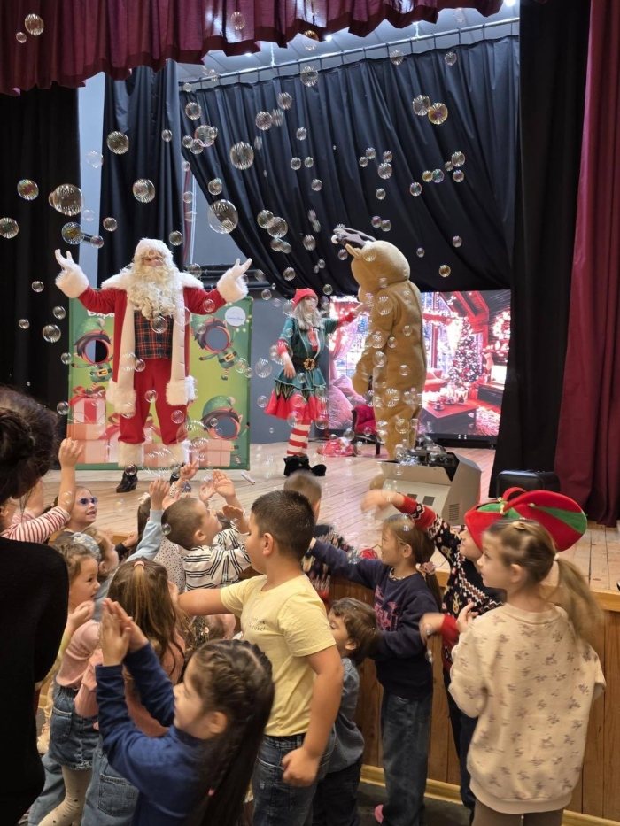 Родители и деца майсториха коледни играчки в Радомир