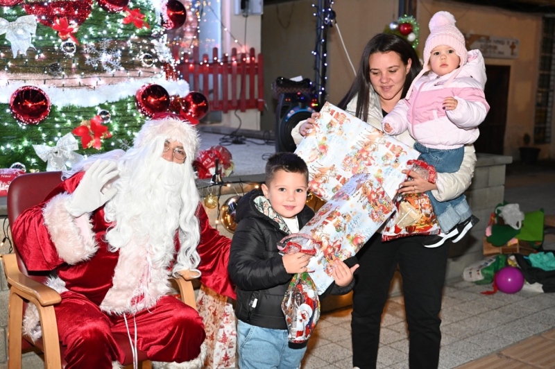 Коледна магия! Полена засия със стотици светлини и усмивките на децата