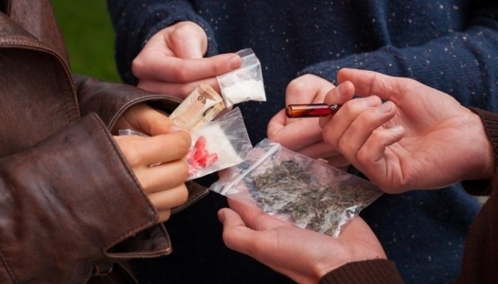 Спипаха петима младежи с дрога в Петрич, единият е чужденец  