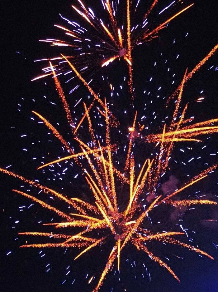 Коледният дух завладя Сапарева баня! Празнична заря се разпръсна в небето над курорта