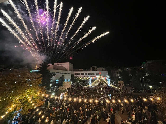 Сандански заблестя в коледни светлини