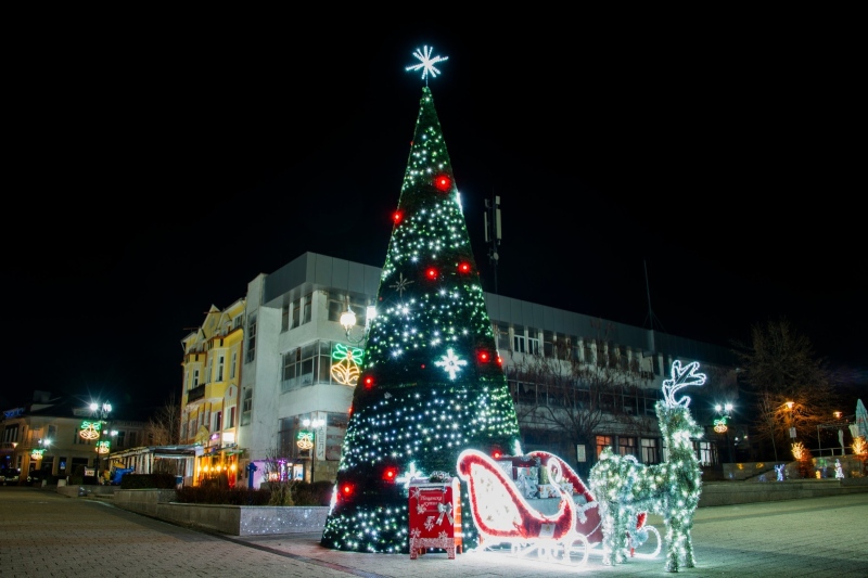 Коледната магия дойде в Якоруда! Новогодишната елха грейна пред стотици жители