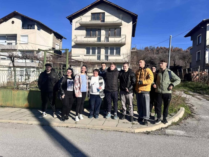 Жест! Абитуриенти от СУ „Хр. Ботев” в Бобов дол поканиха първата си учителка на бала