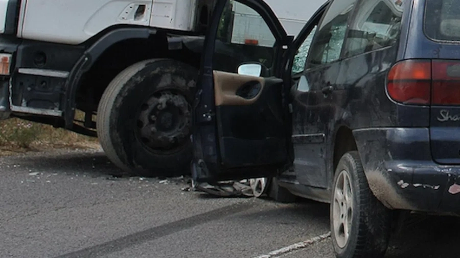 Жена се блъсна в паркиран товарен автомобил в Кюстендил