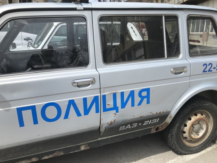 Жестокост: Мъж причака бившата си приятелка в дома ѝ и я удря с тръба