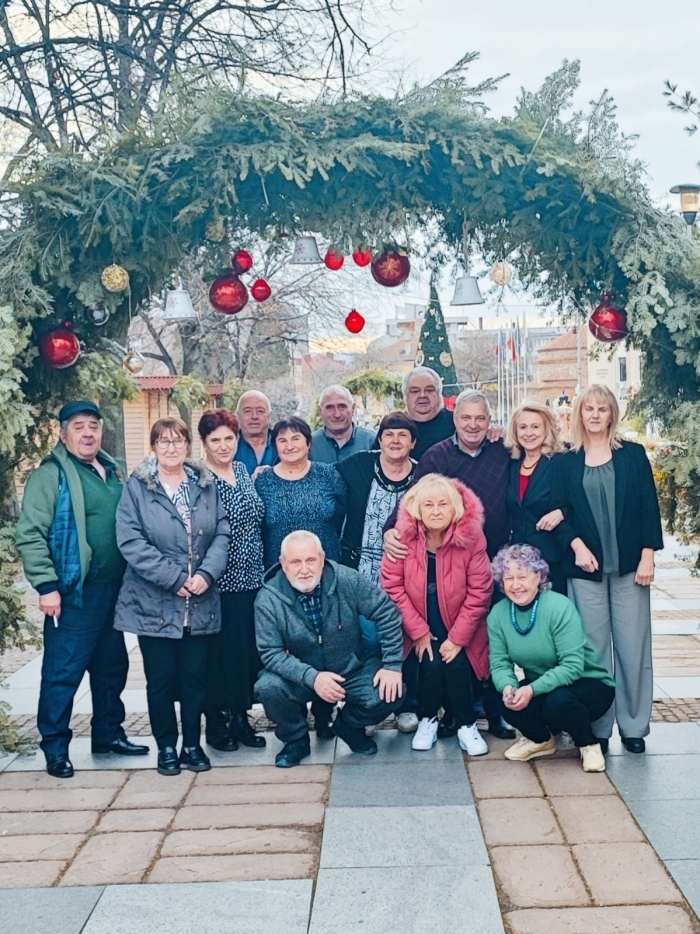 Снимката, която обра аплодисментите в нета! Осмокласници от випуск`75 празнуваха 50 години от завършването на училището в Бистрица