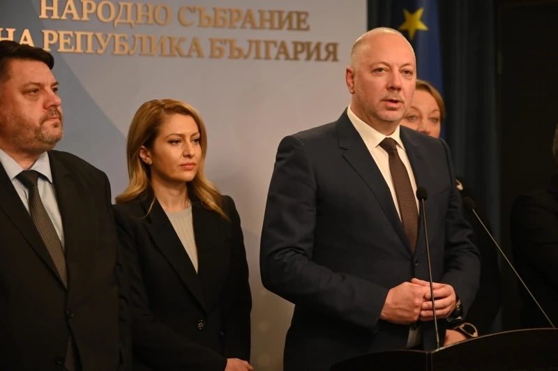 Желязков депозира оставката на Министерския съвет