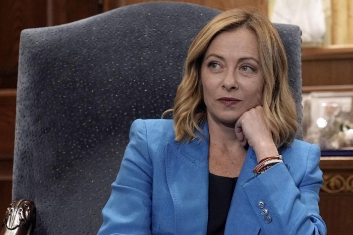 Обувки от питонова кожа, сервиз, резачка: Подаръците, получени от Мелони в качеството й на премиер, отиват на търг