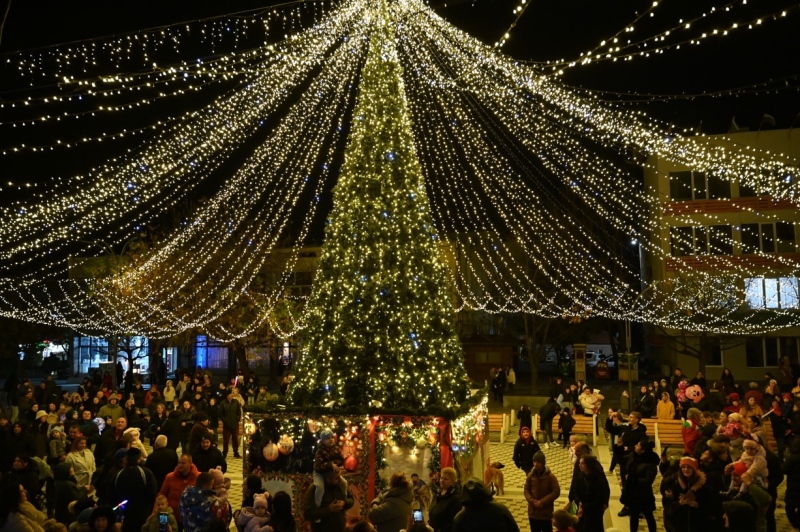 Коледни вълшебства! Симитли и Черниче запалиха  коледните светлини с настроение и добри каузи