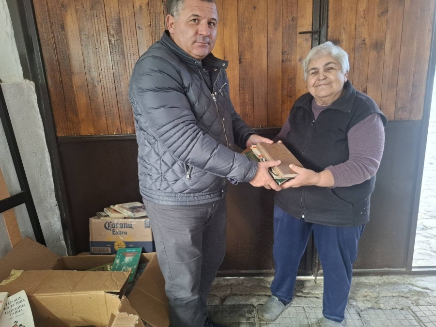 Надя Мицина направи ценно дарение на библиотеката в Добринище