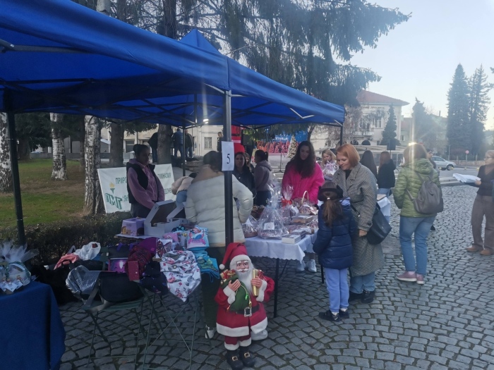 Коледният базар в Гоце Делчев е открит: празнична програма с музика, танци и арт работилници