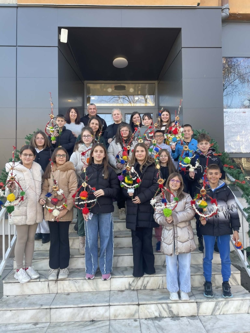 Празнично вдъхновение в Радомир: Децата твориха сурвачки и коледни лакомства