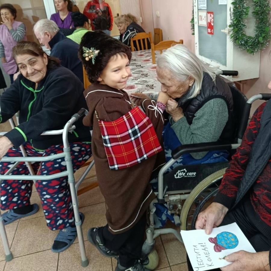  Споделена Коледа: Деца от ДГ „Слънце“ донесоха радост на старите хора от Дома в Кочериново