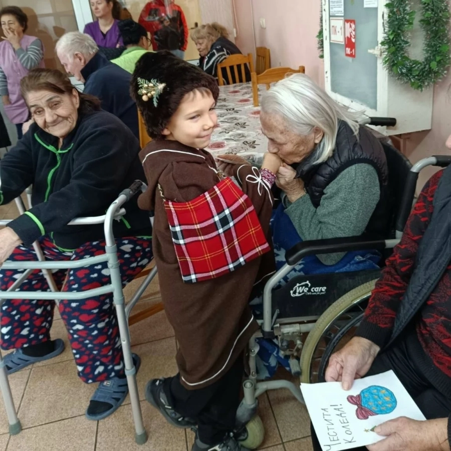  Споделена Коледа: Деца от ДГ „Слънце“ донесоха радост на старите хора от Дома в Кочериново