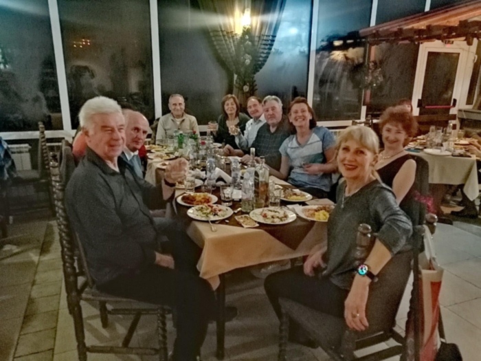 Туристи от Кюстендил и Македония се събраха за празничен банкет с томбола и три Снежанки