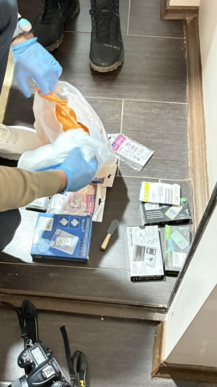 Удар срещу наркоразпространението в Пернишко: Иззети пари, кокаин и разкрита връзка с наркооранжерия