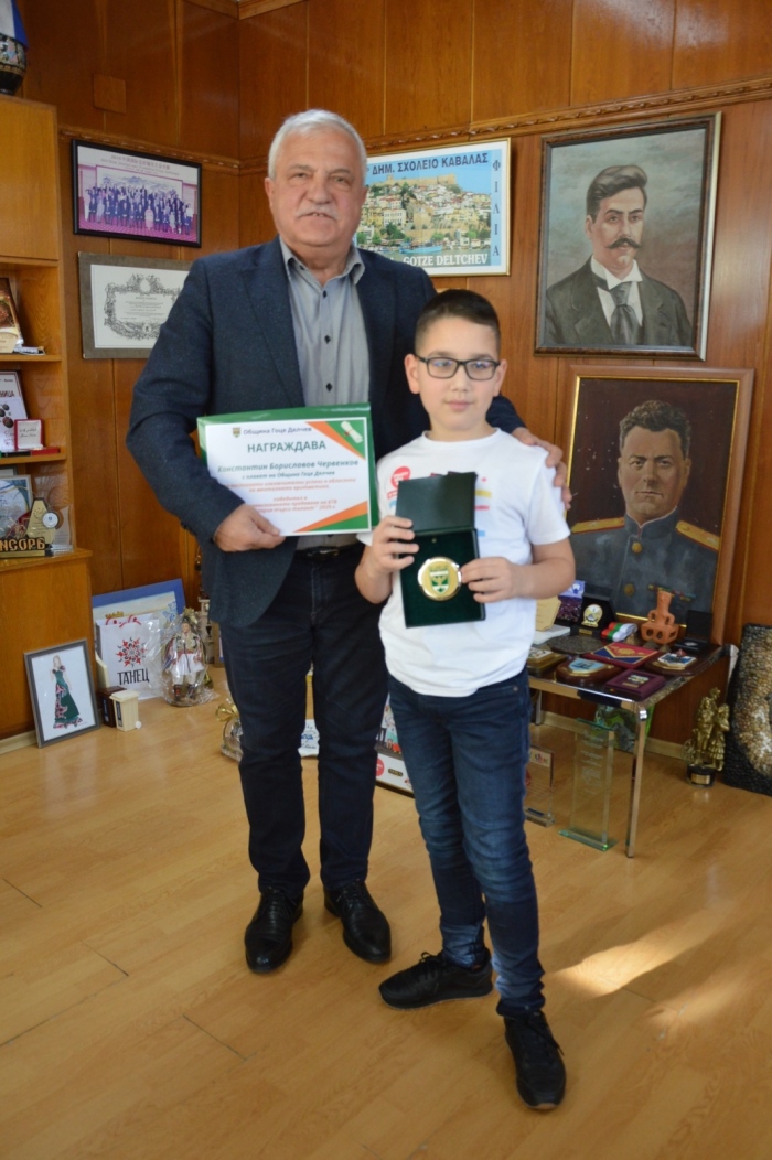 Детето чудо Константин Червенков получи почетния знак на Гоце Делчев