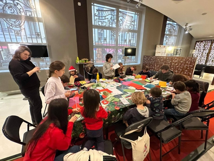 Ученици от ПГ „Христо Ботев“ – Дупница изпратиха коледни картички на български деца в Лион