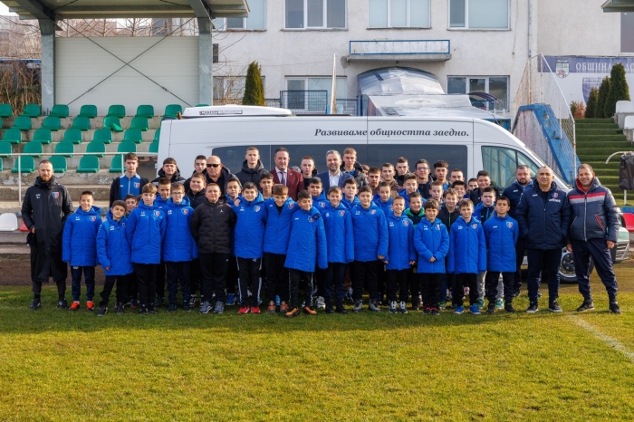 ДЮШ „Струмска слава“ получи дарение - нов бус за младите футболисти