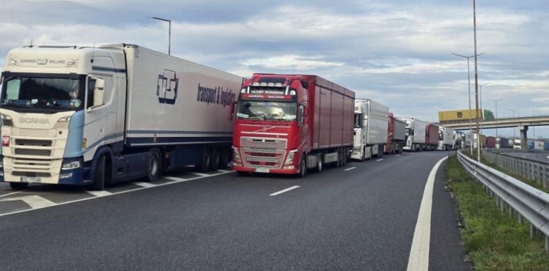 Ограничено е движението на камиони през ГКПП „Илинден – Ексохи“