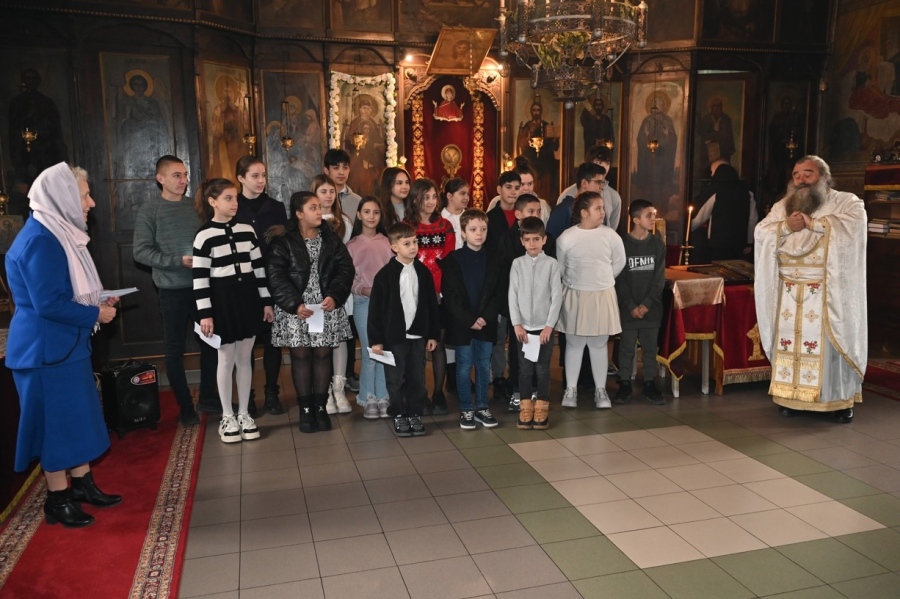 Добрият жест на Рождество! Коледен базар на деца в Симитли в подкрепа на нуждаеща се жена