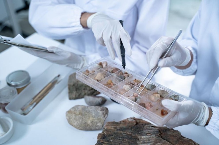 Геолози откриха нов минерал, нарекоха го цзинсюит