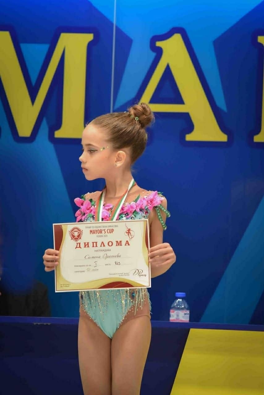 Гимнастичката Симона Драгнева от Петрич със злато и титлата „Мини мис”