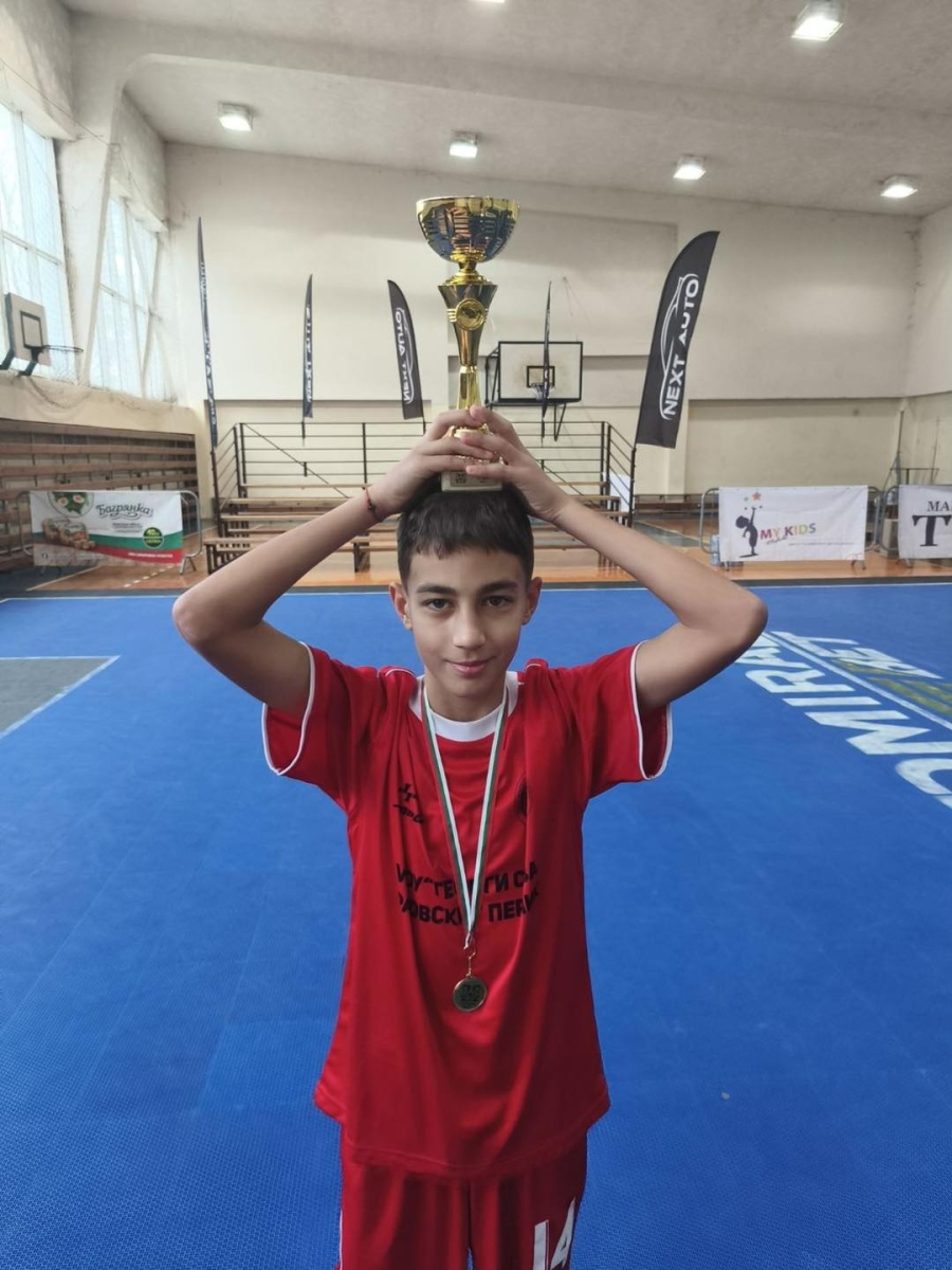 Отборът на 7-мо училище спечели коледния турнир по футбол 3х3 в Перник