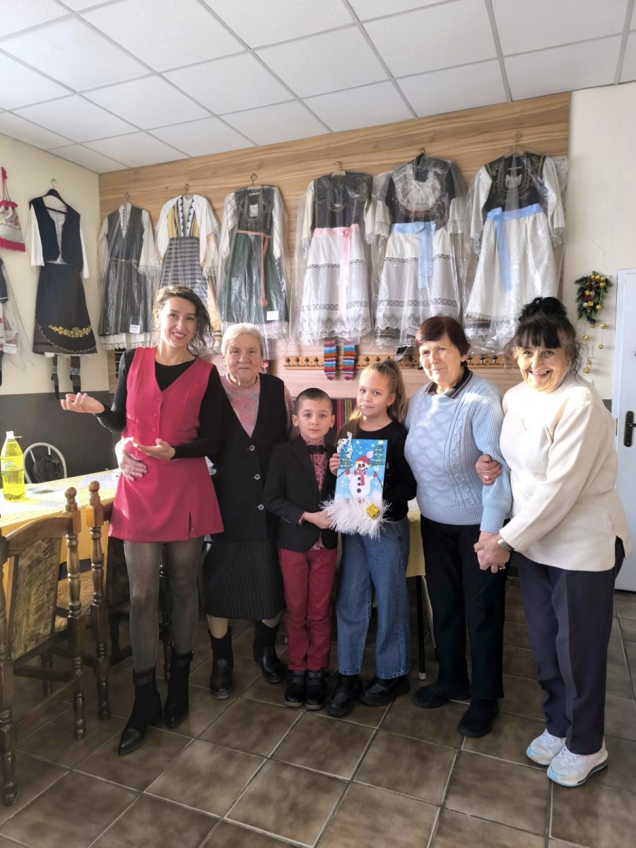 Млади таланти от Ихтиман с празнични изненади за пенсионерите от „Здравец“