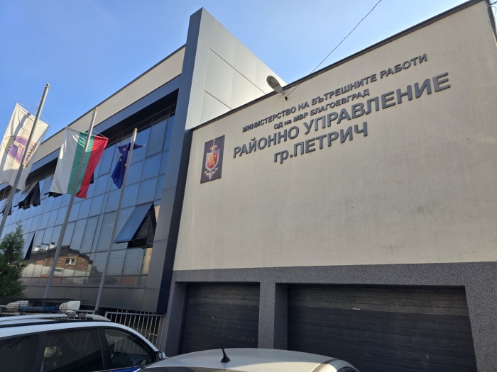 Лек автомобил се вряза в паркирани коли в Петрич