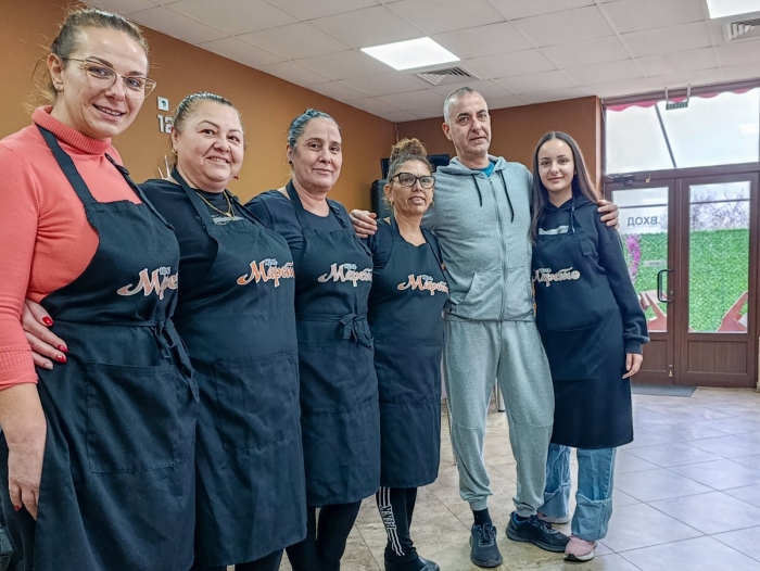 Семейство Радеви пренася френска идея за благословена Коледа в Дупница: Заведение „При Марето” кани всички на своята трапеза под знака на кампанията „Хапни каквото искаш- плати колкото можеш”