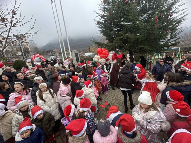 Дядо Коледа и Снежанка вече са тук!Раздадоха подаръци на нетърпеливите деца от село Бистрица