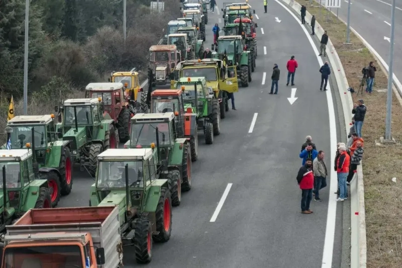 Гръцките фермери временно облекчават блокадите на границата за Коледа