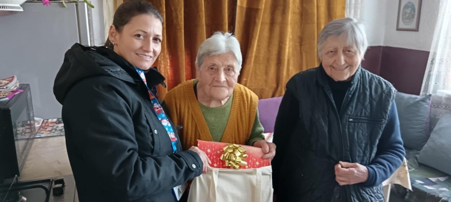 Община Кюстендил продължава социалната си кампания за Коледа, възрастни хора получиха 100 хранителни пакета