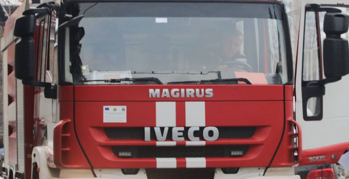 Огнеборци спасиха сграда в Берсин, помогнаха и за премахване на стълб в Дупница