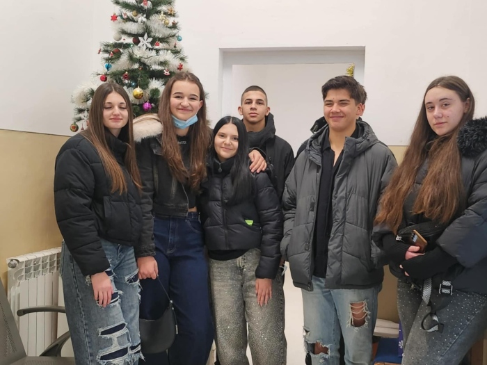 Радост за децата в педиатричните и инфекциозни отделения в Дупница: Батковци и каки от ПГХВХТ ги зарадваха с подаръци