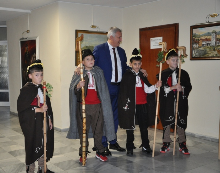 Коледарска благословия огласи сградата на Общинската администрация в Разлог