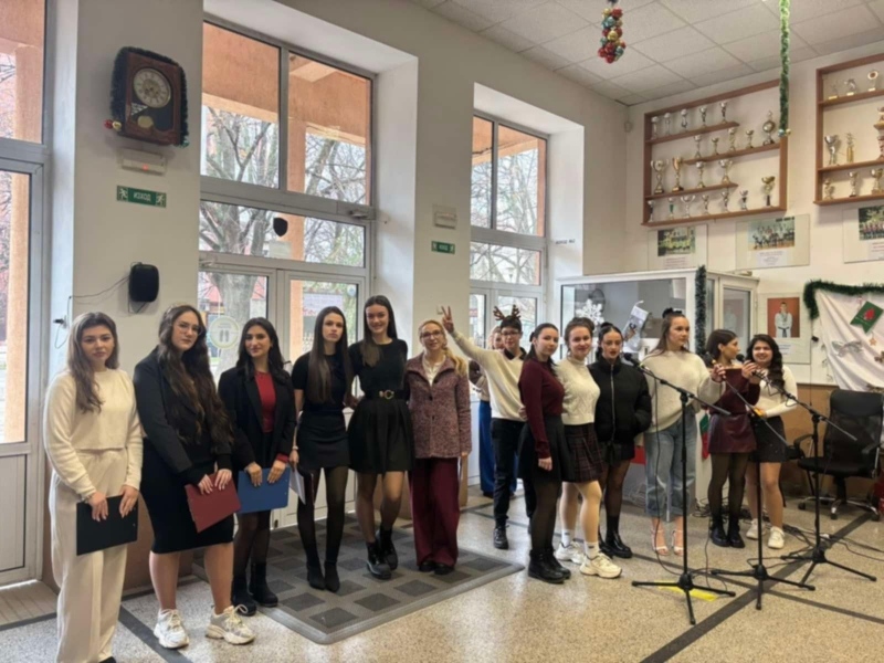 Коледари и кукери огласиха ПГ „Христо Ботев“ в Дупница преди Бъдни вечер