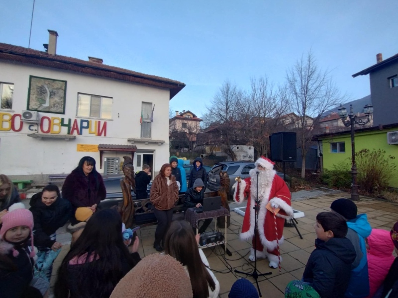 Фокуси, Стич и Дядо Коледа зарадваха децата на коледно тържество в Овчарци