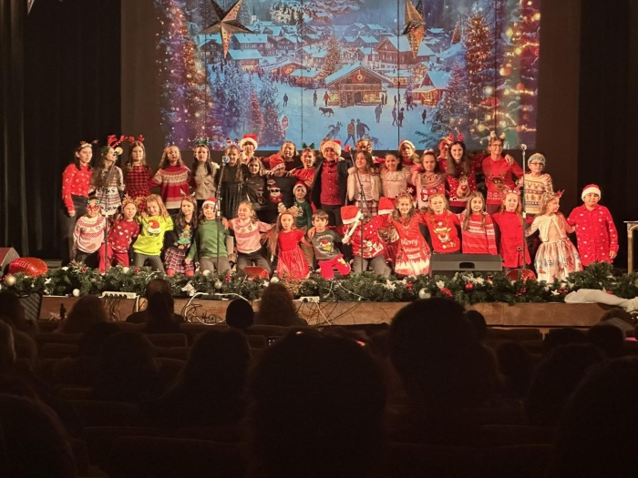 Трогателен жест на децата от Арт портал – Дупница! Коледният им мюзикъл “Откраднатата пощенска кутия“ събра  2 510 лева в помощ на семейство Симчеви от Сапарева баня