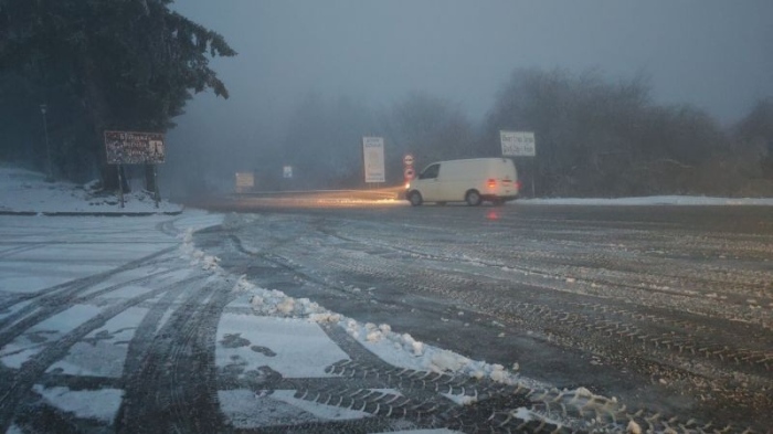 Сняг и гъста мъгла затрудняват движението на прохода \'\'Шипка\'\'